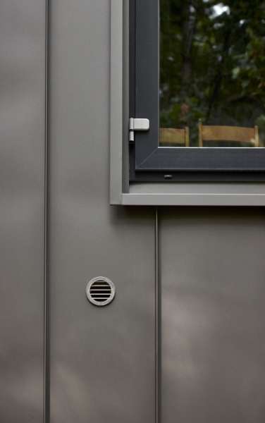 Stahlprofile und Holzschalung gestalten geschmackvolle Fassade, Geibelstraße 18, 23611 Bad Schwartau